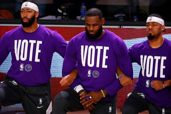 Los Angeles Lakers players Davis, James, and Cook kneel during the national anthem befo