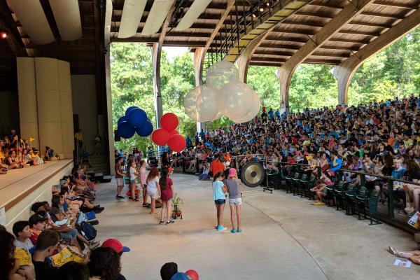 ballons in amphitheater